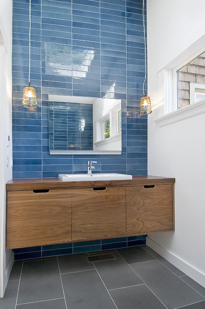 blauwe tegels in de badkamer