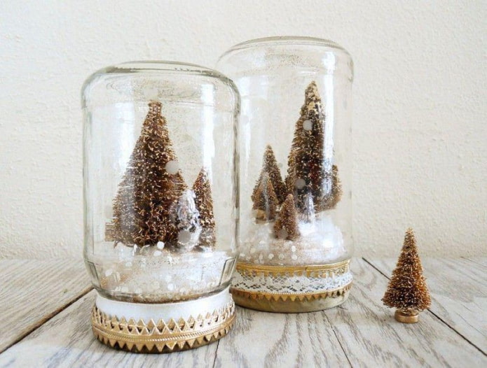 sneeuwbol met kerstboom van een pot