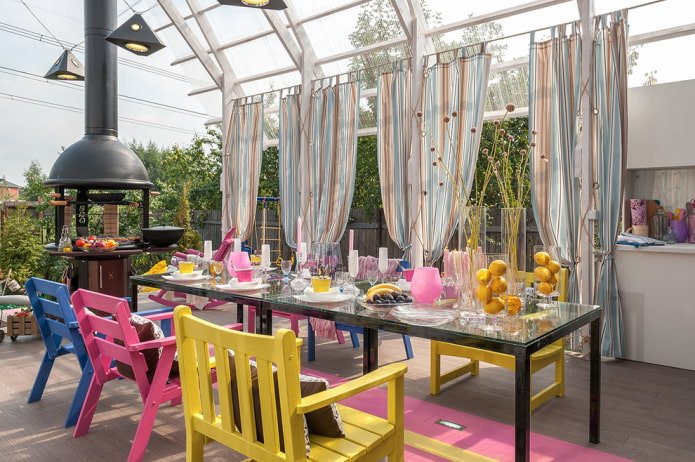 veranda van een landhuis met een grote tafel
