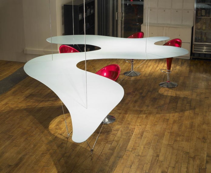 tafel met bijzondere vorm