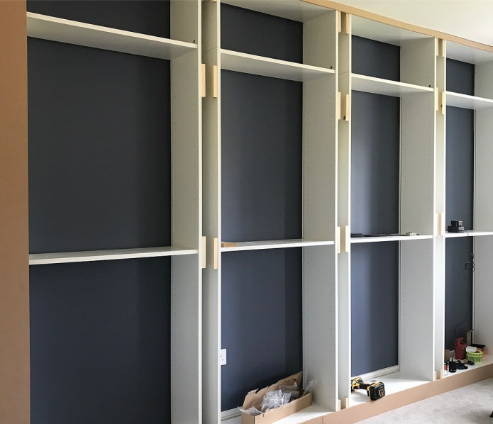 installatie van een ingebouwde kledingkast