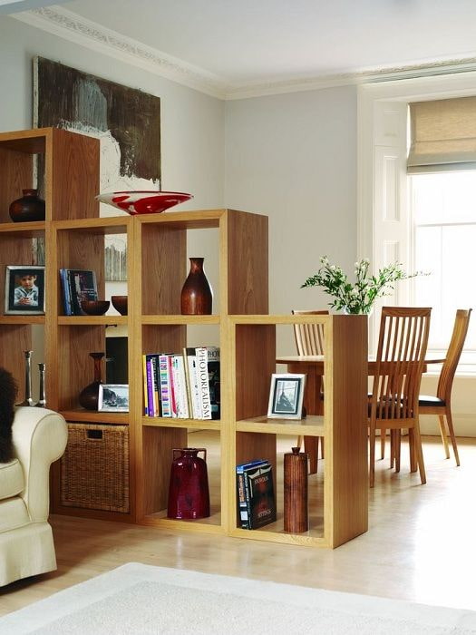 scheidingswand in de vorm van een getrapt rek in het interieur