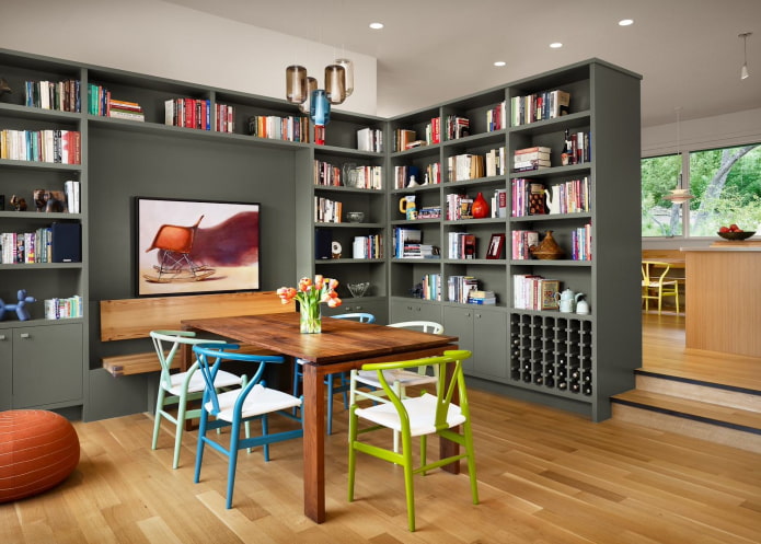 scheidingswand in de vorm van een hoekrek in het interieur