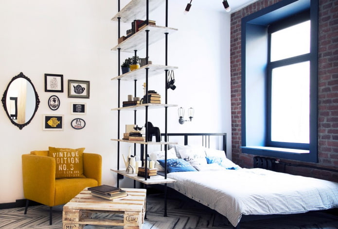 scheidingswand in de vorm van een rek in het interieur