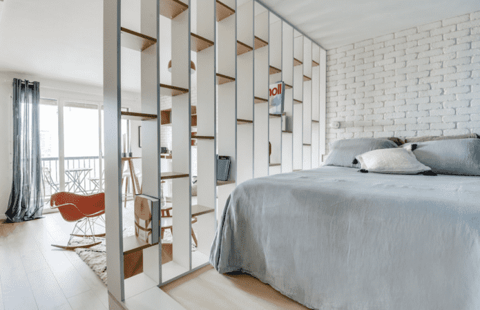 scheidingswand in de vorm van een spaanplaatrek in het interieur