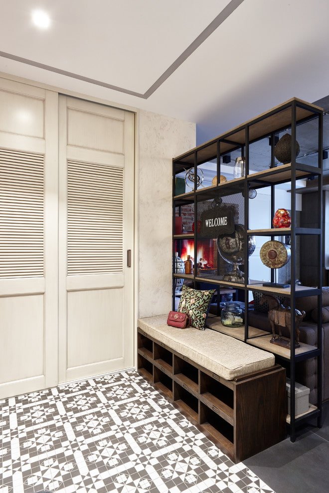 scheidingswand in de vorm van een metalen rek in het interieur