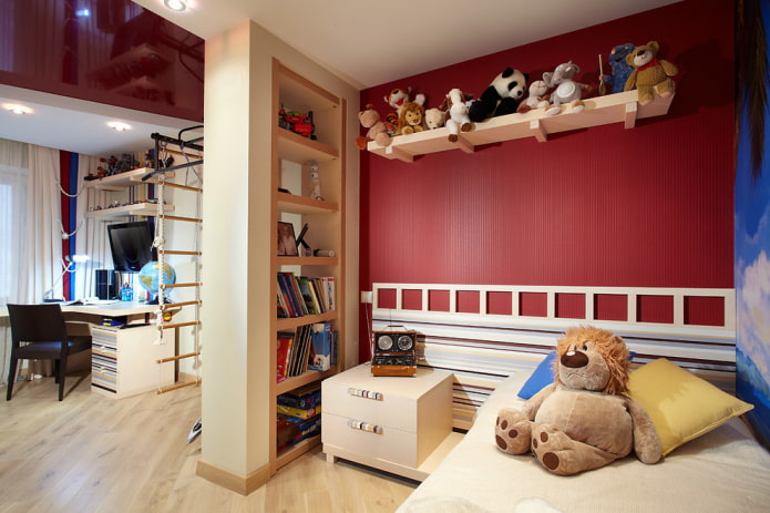 scheidingswand in de vorm van een plankenkast in het interieur van een kinderkamer