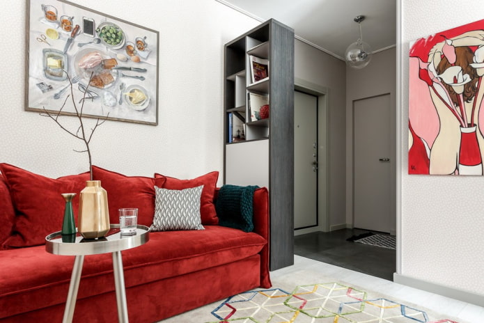 scheidingswand in de vorm van een rek in het interieur van de woonkamer