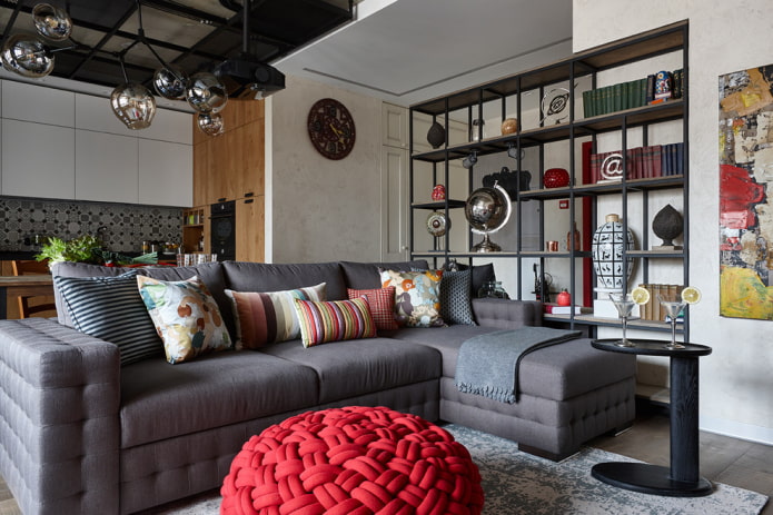 wand in de vorm van een rek in het interieur in de loftstijl