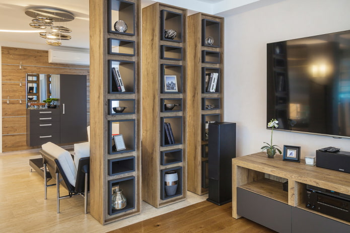 scheidingswand in de vorm van een bruine stellingkast in het interieur