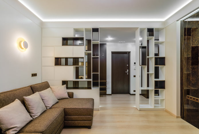 scheidingswand in de vorm van een rek in het interieur