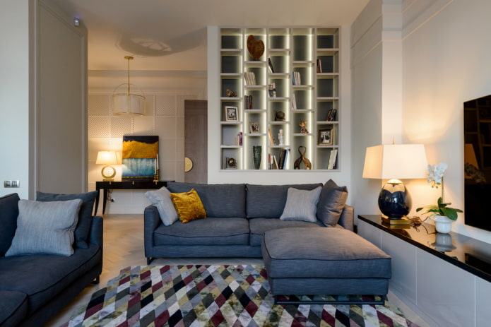 scheidingswand in de vorm van een rek in het interieur van de woonkamer