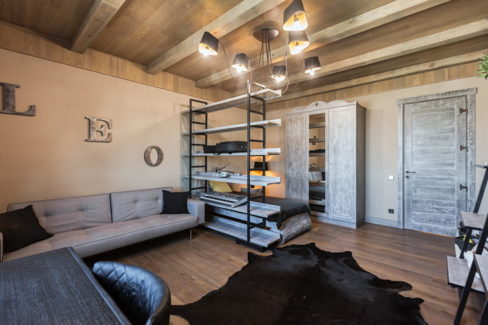 scheidingswand in de vorm van een rek in het interieur van een studioappartement