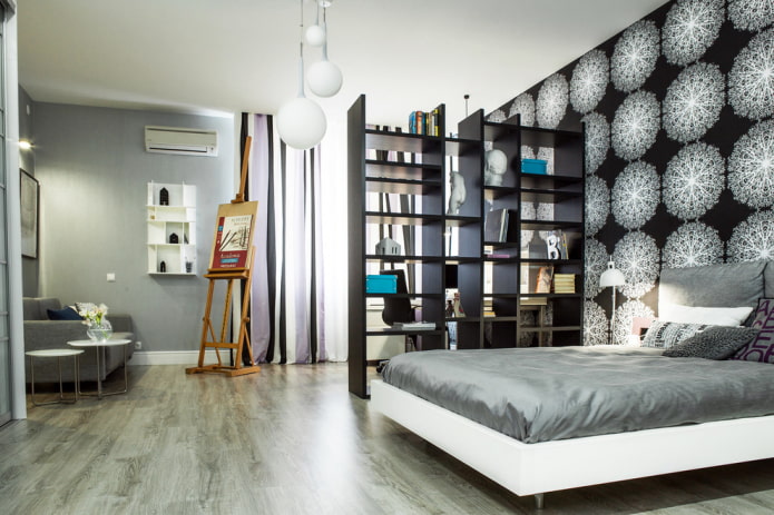 scheidingswand in de vorm van een rek in het interieur van een studioappartement