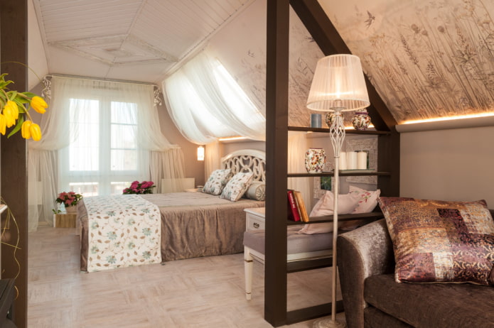 scheidingswand in de vorm van een rek in het interieur van de zolder