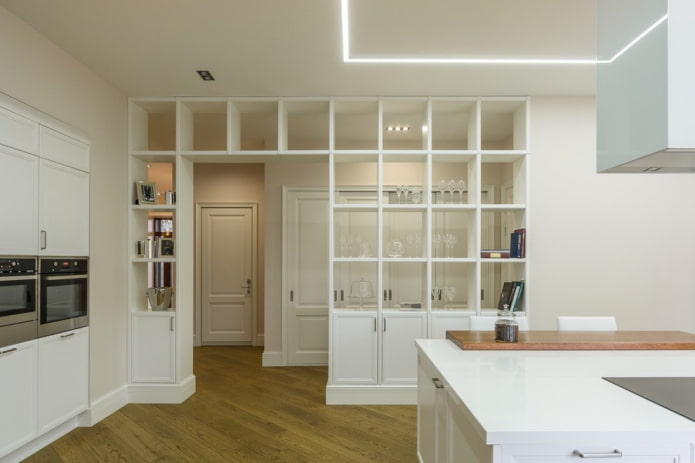 scheidingswand in de vorm van een rek in het keukeninterieur