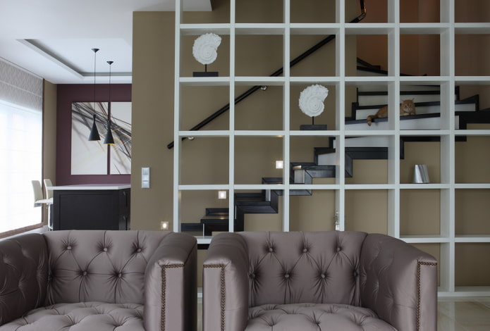 wand in de vorm van een witte plank eenheid in het interieur