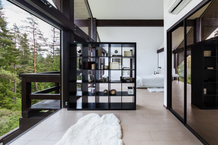 scheidingswand in de vorm van een zwarte plankenkast in het interieur