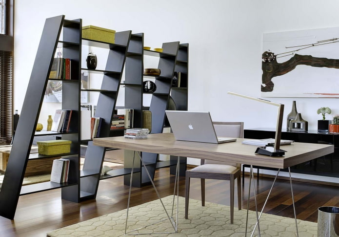 scheidingswand in de vorm van een gefigureerd rek in het interieur