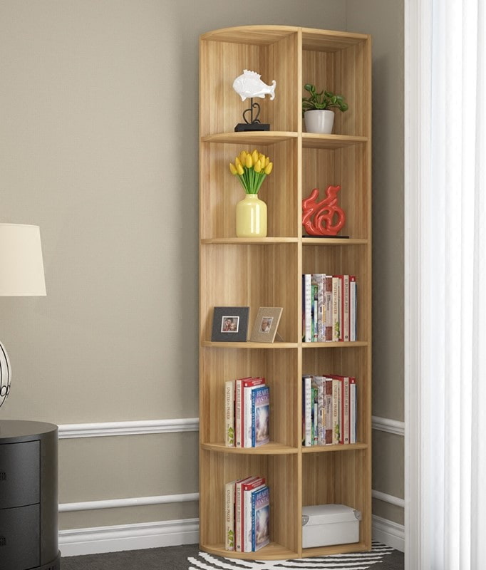 bloemen op een boekenkast