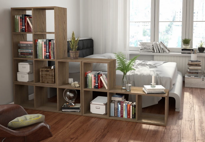 getrapte plankenkast in het slaapkamerinterieur