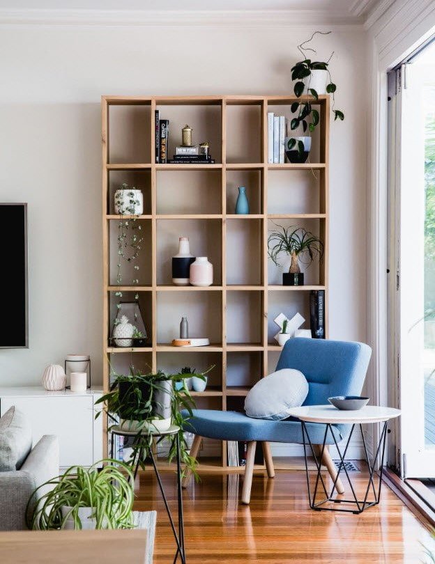 houten rek in het interieur