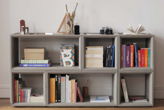 grijze boekenkast in het interieur