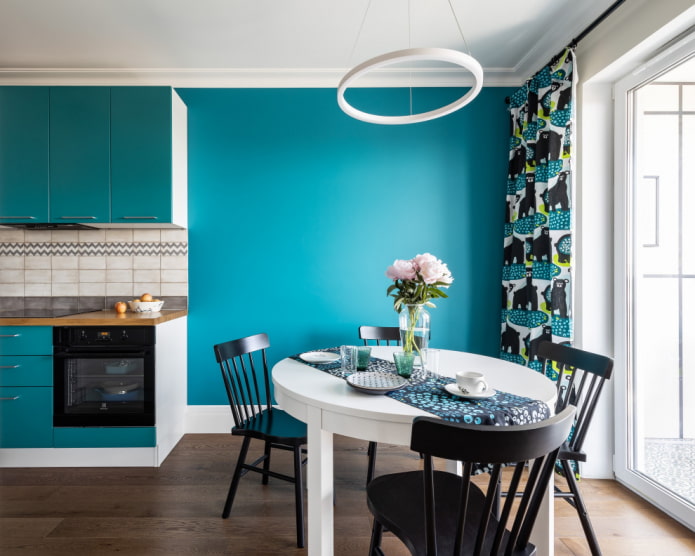 Contrasterende muur in de keuken