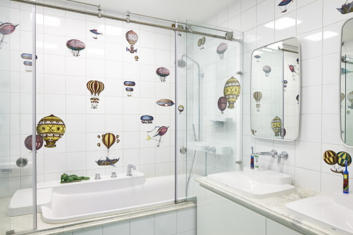 decoratieve muurstickers in het badkamerinterieur