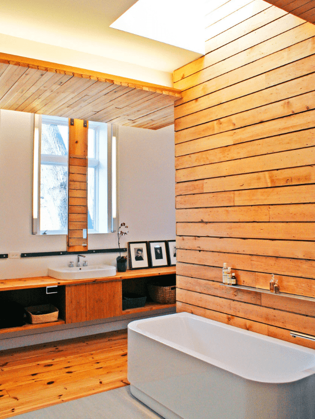 Euro-bekleding op de muur in het interieur van de badkamer