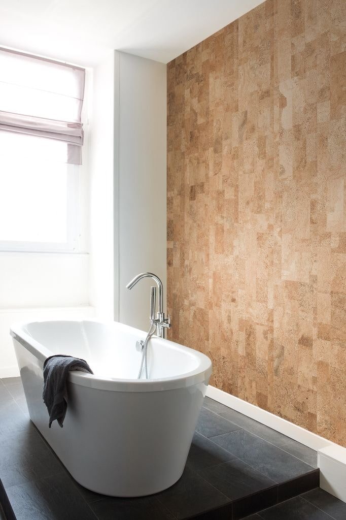 kurkbekleding op de muur in het badkamerinterieur