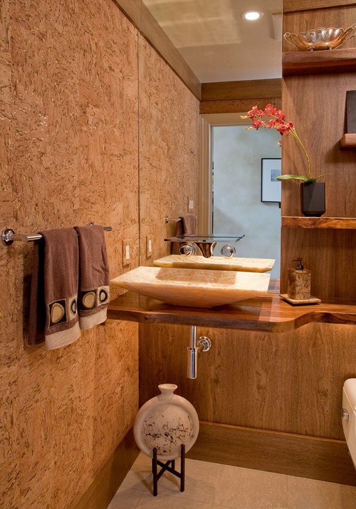 kurkbekleding op de muur in het badkamerinterieur