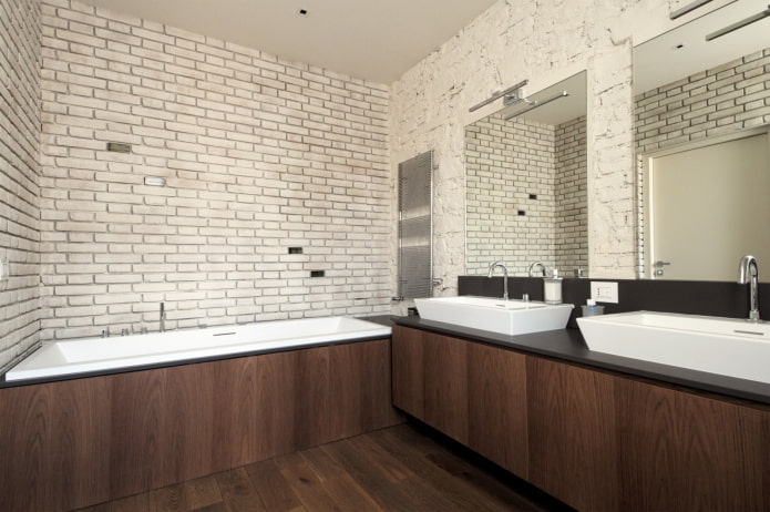 bakstenen muren in het interieur van de badkamer