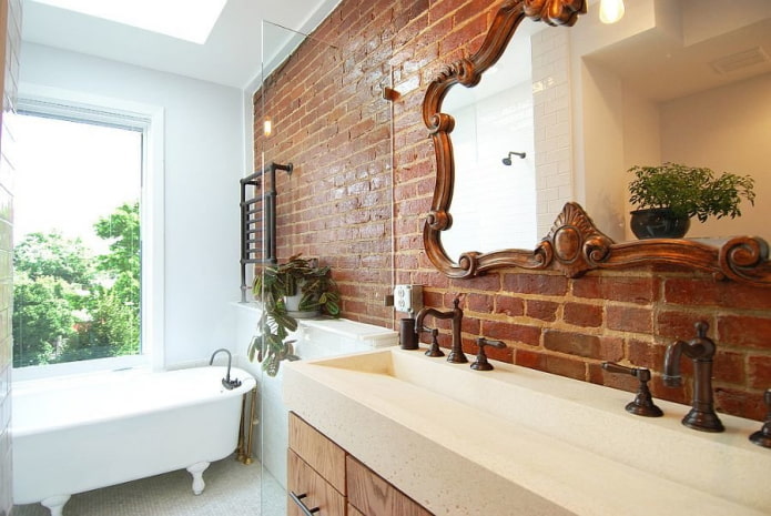 bakstenen muur in het interieur van de badkamer