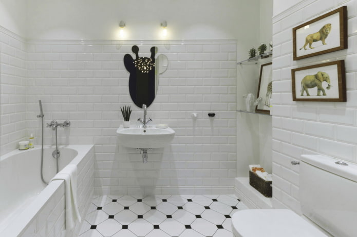 witte muren in het badkamerinterieur