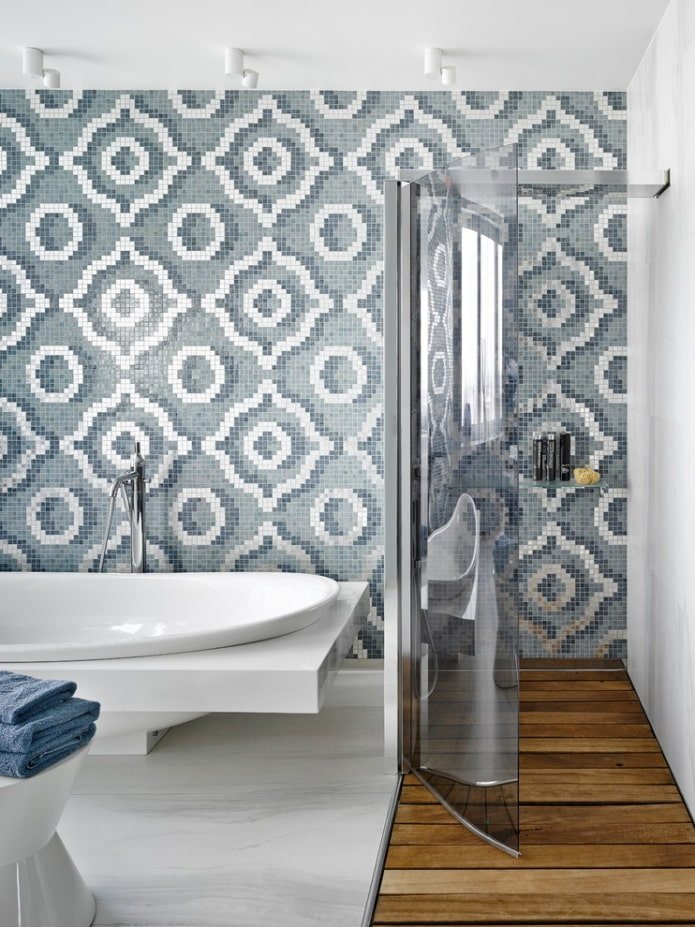 moza?ek op de muur in het badkamerinterieur