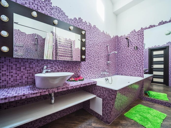 lila muren in het badkamerinterieur