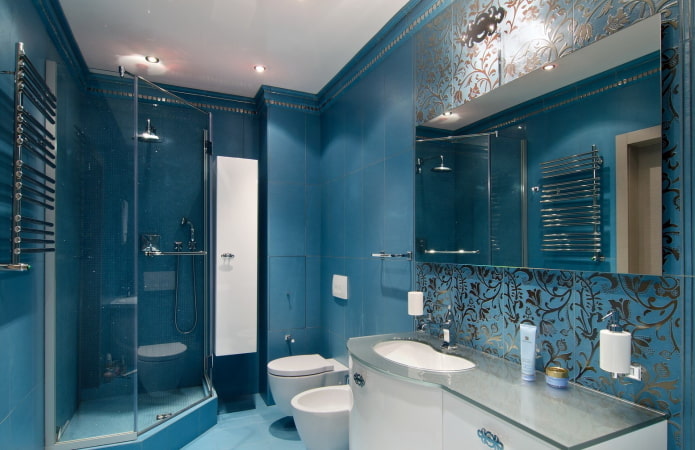 blauwe muren in het badkamerinterieur