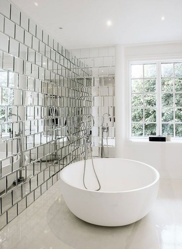 spiegelwand in het interieur van de badkamer