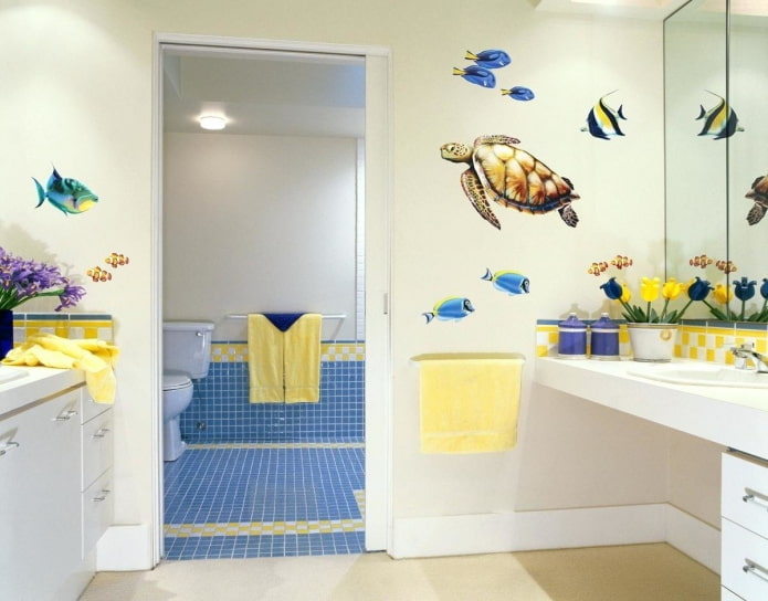 decoratieve muurstickers in het badkamerinterieur
