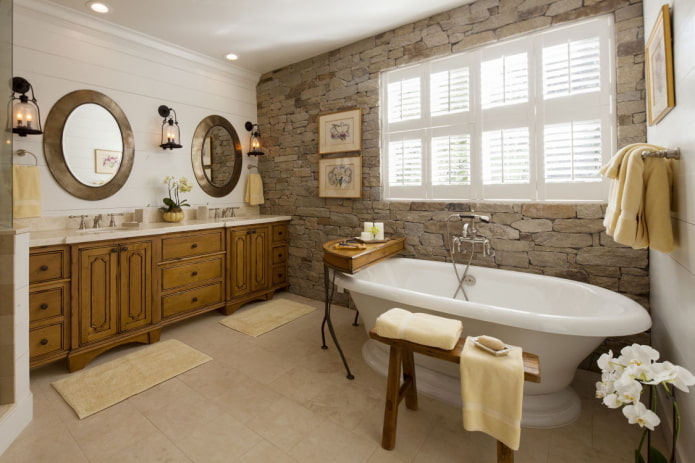 ontwerp van de muur bij de badkamer in het interieur