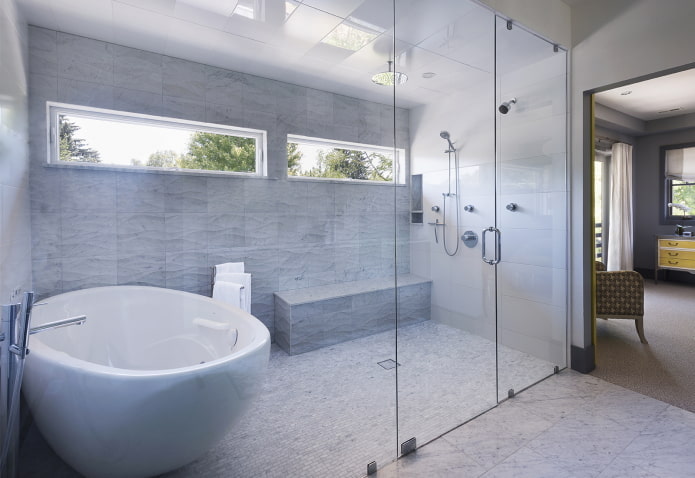 glazen wand in het badkamerinterieur