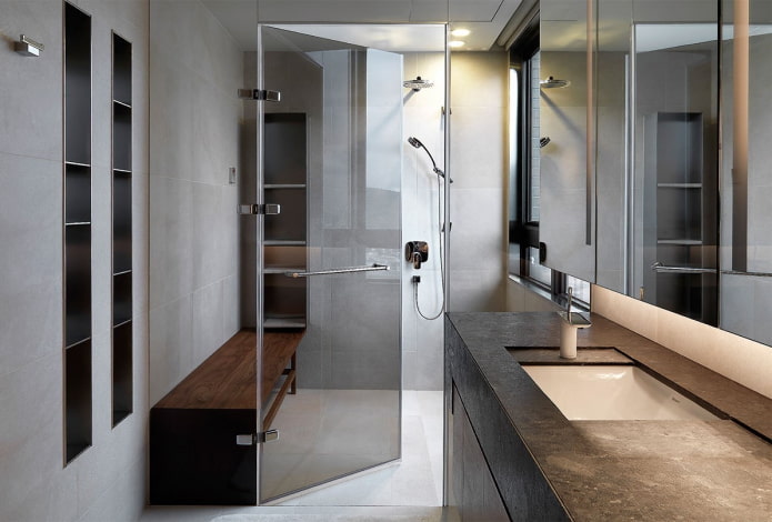glazen wand in het badkamerinterieur