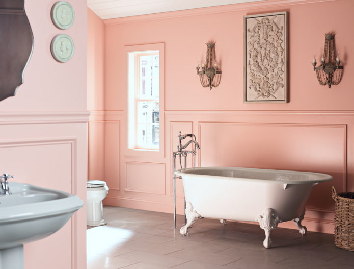 geschilderde muren in het interieur van de badkamer