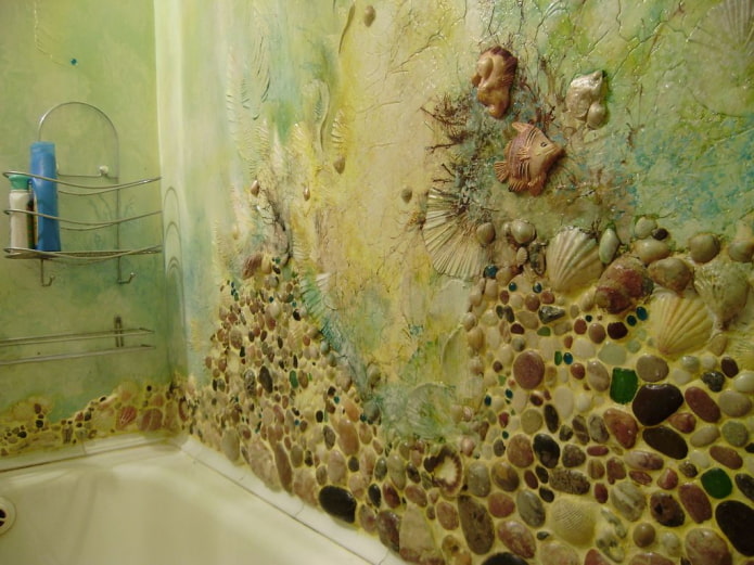 verlichte muur in het badkamerinterieur