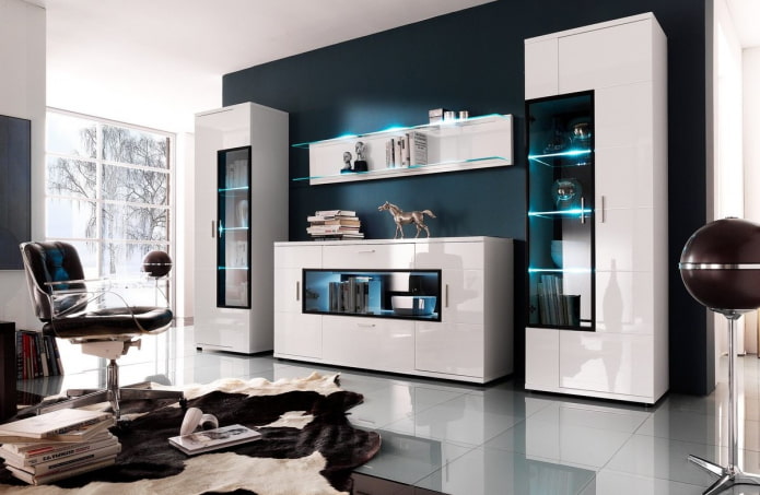 muur in het interieur van de woonkamer in hightech-stijl