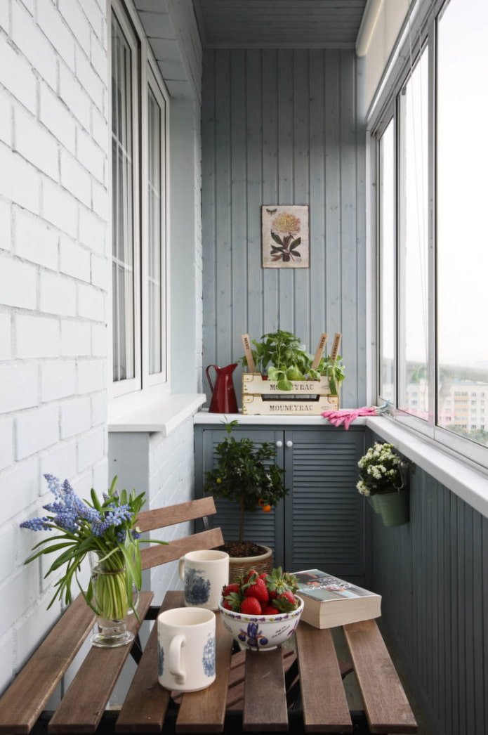 muurdecoratie op het balkon in een appartement uit het Chroesjtsjov-tijdperk