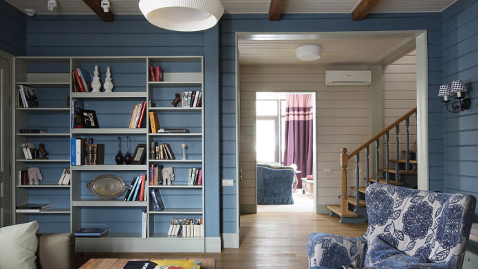blauw geschilderde lambrisering in een houten huis