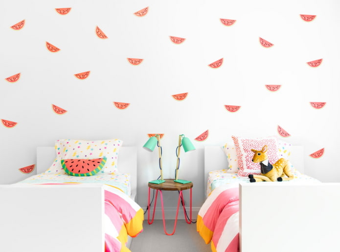 behang op de muur in de kinderkamer