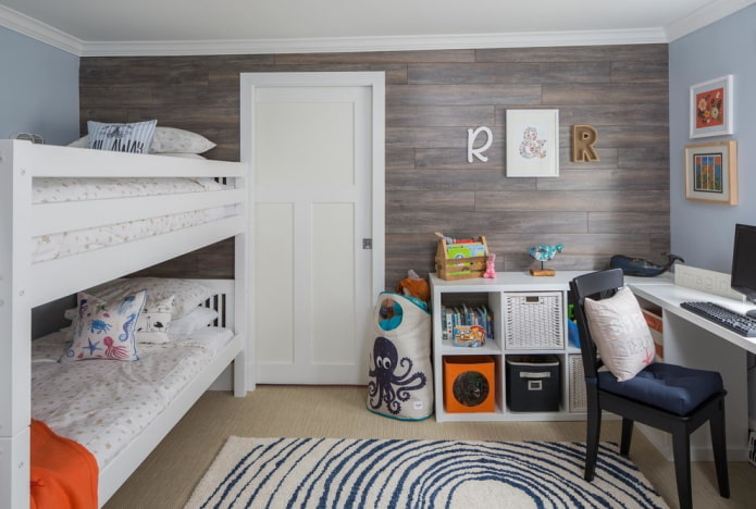 laminaat op de muur in het interieur van de kinderkamer